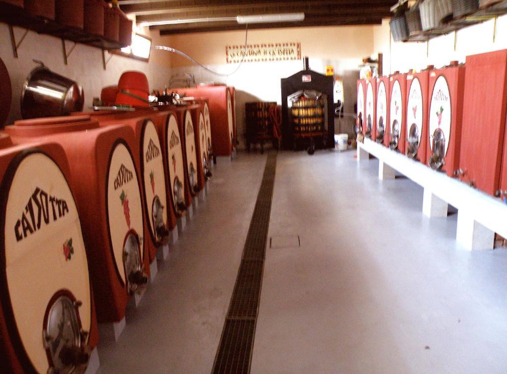 Agriturismo Ca' Isotta Castello di Serravalle エクステリア 写真